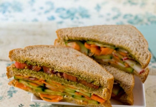 Bread slices with healthy hummus & vegetables