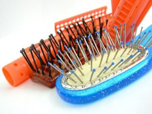 Tips to clean comb and hair brush